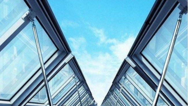 嫌上千塊的斷橋鋁門窗貴，用了幾百元的，住了幾年后我們在對比下